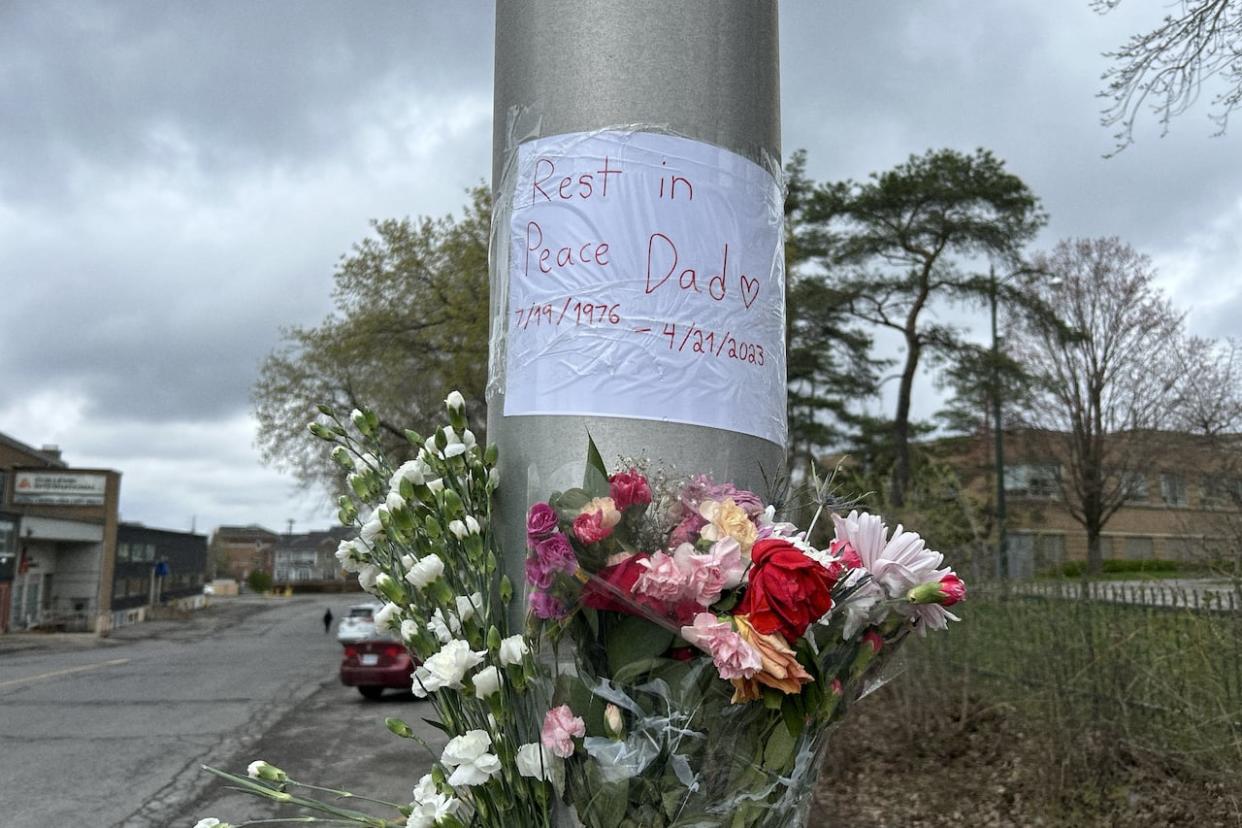 A daughter of hit-and-run victim Franco Micucci left this note at the scene of the collision. The driver who struck Micucci had earlier been pursued by Ottawa police. (Guy Quenneville/CBC - image credit)