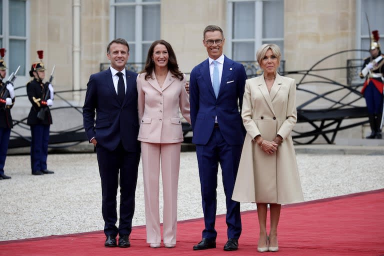 Emmanuel Macron y Brigitte Macron con el presidente de Finlandia, Alexander Stubb 