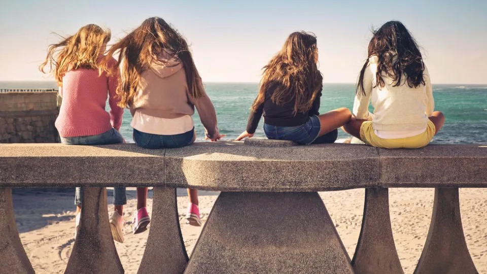 Nias y adolescentes frente a una playa en Galicia, Espaa.