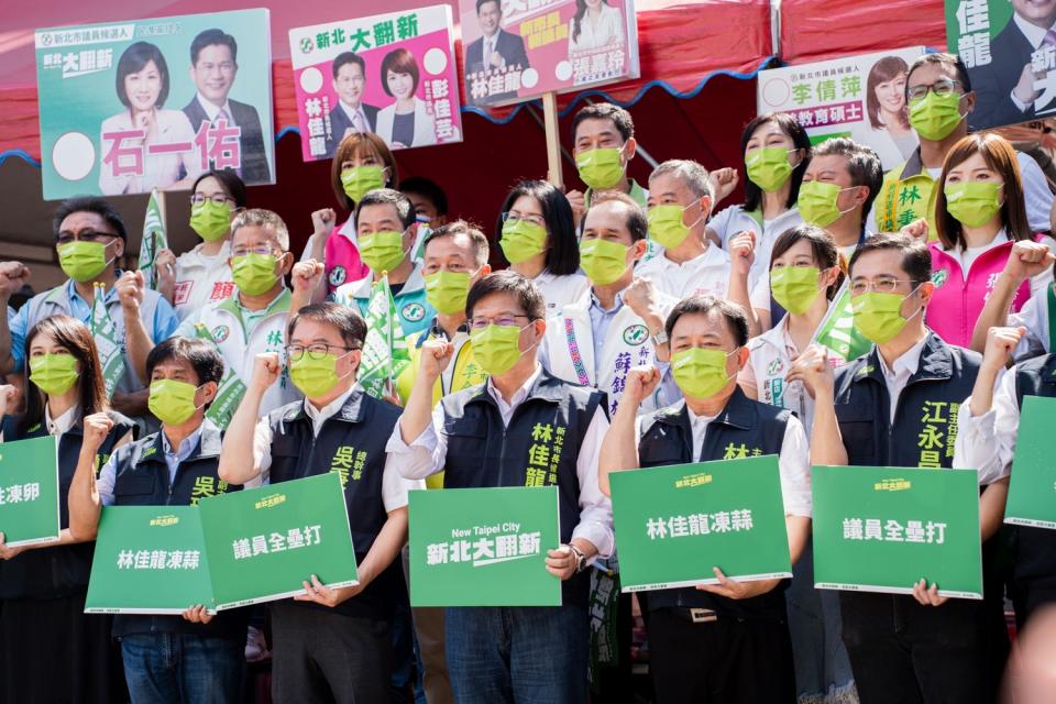 身兼林佳龍競總主委的民進黨秘書長林錫耀（前排右2）今陪同林佳龍（前排中）完成參選新北市長登記。   圖：林佳龍競辦/提供