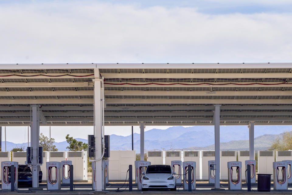 Una estación de carga de Tesla para vehículos eléctricos en Barstow, California, el 11 de marzo de 2024. (Lauren Justice/The New York Times)