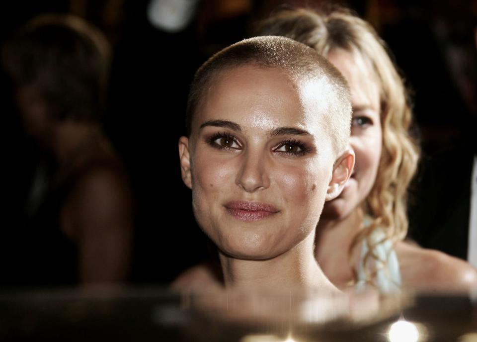 Ein radikaler Schritt - oder besser gesagt, Schnitt - 2005: Für ihre Rolle in "V wie Vendetta" musste sich Natalie Portman ihre Haare abrasieren. Für sie aber kein Problem: Sie sei froh, dass sie die Eitelkeit für eine Weile ablegen könne, erklärte sie damals. (Bild: Pascal Le Segretain/Getty Images)