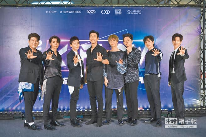 Super Junior神童（左起）、東海、厲旭、始源、藝聲、希澈、銀赫、利特合體來台演出。