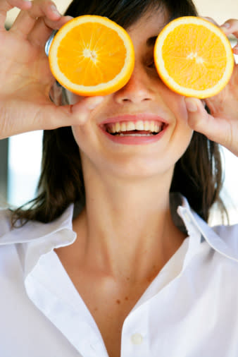 <b>3. Vitamina C: </b> forma parte de las proteínas de muchos de los tejidos de nuestro cuerpo; además de bloquear los radicales libres, cicatriza, mantiene y repara cartílagos y huesos. El cuerpo humano es el único organismo que no produce vitamina C por sí mismo, por eso es importante consumir alimentos que nos la brinden, y de preferencia debe ser diariamente. Para esto te sugiero que consumas: kiwi, pimientos, naranjas, fresas, guayabas, limón, coliflor y coles de Bruselas.