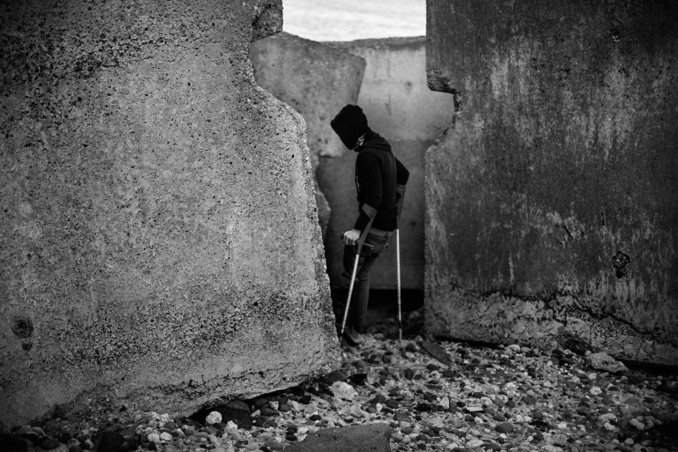 An injured Moroccan kid on the breakwater of Melilla´s harbor in 2014. (Photo: José Colón/MeMo for Yahoo News)