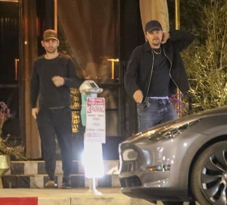 Los amigos de siempre Leonardo DiCaprio, de 48 años, y Tobey Maguire, de 47, han sido vistos saliendo de un bar de Los Ángeles 