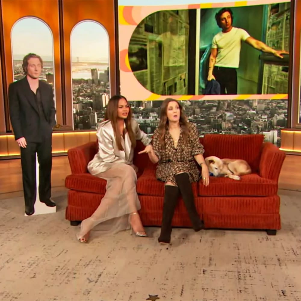  Drew Barrymore and Chrissy Teigen on the Jeremy Allen White Calvin Klein Couch. 