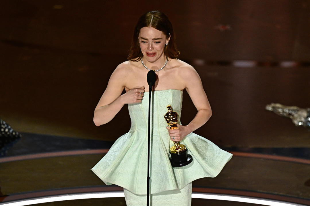 L'attrice americana Emma Stone riceve il premio come migliore attrice protagonista per il suo film 