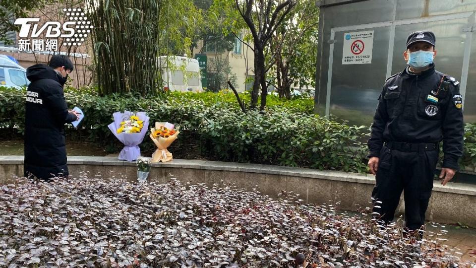 民眾在武漢醫院外獻花，向已故吹哨人李文亮致意。（圖／達志影像美聯社）