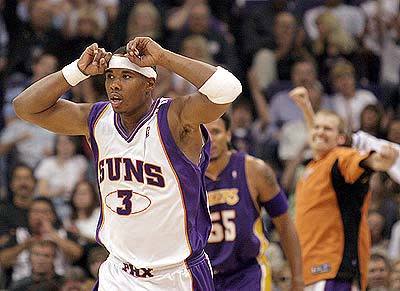 Quentin Richardson does the knuckle tap to his forehard as he celebrates a three-pointer with the Suns in 2005.