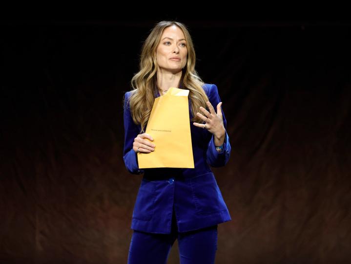 Olivia Wilde Goes Viral After She's Handed Mysterious 'Confidential' Envelope During CinemaCon