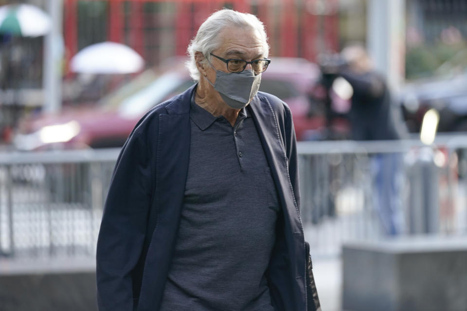 El actor Robert De Niro llega a un tribunal en Nueva York el martes 31 de octubre de 2023. De Niro continúa su testimonio en una demanda de 12 millones de dólares interpuesta por su exasistente, Graham Chase Robinson. De Niro contrademandó a Robinson, acusándola de cobrar gastos personales a su empresa. (Foto AP/Seth Wenig)