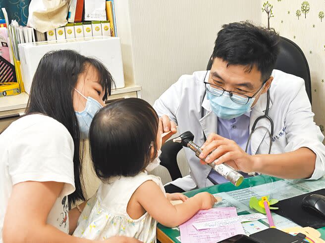 新冠、流感疫情由北向南蔓延，台中市各級醫院病號最近爆多。（馮惠宜攝）