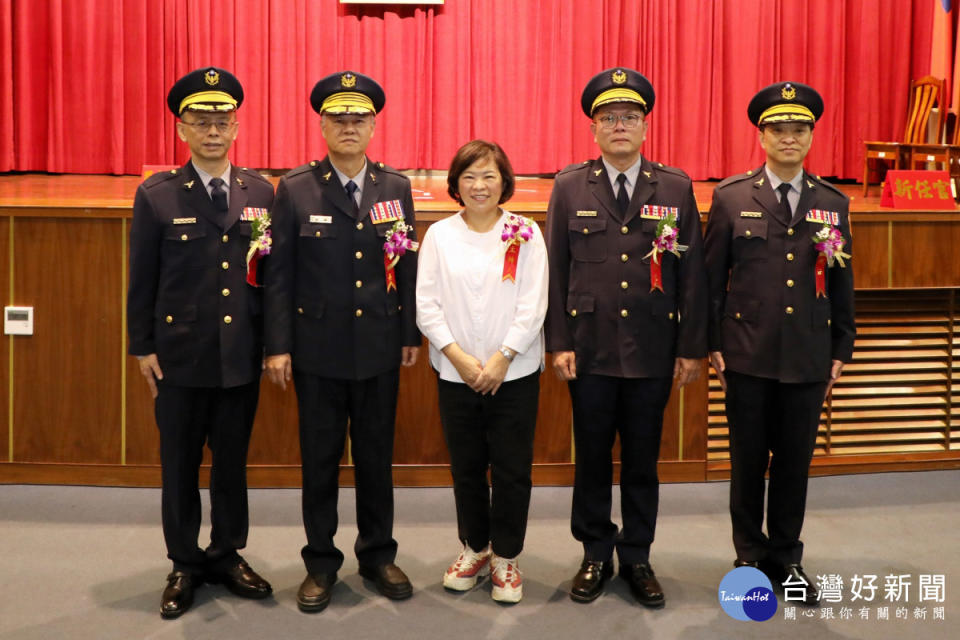 嘉義市長黃敏惠與警察局長、三位新任幹部合照／嘉義市府提供