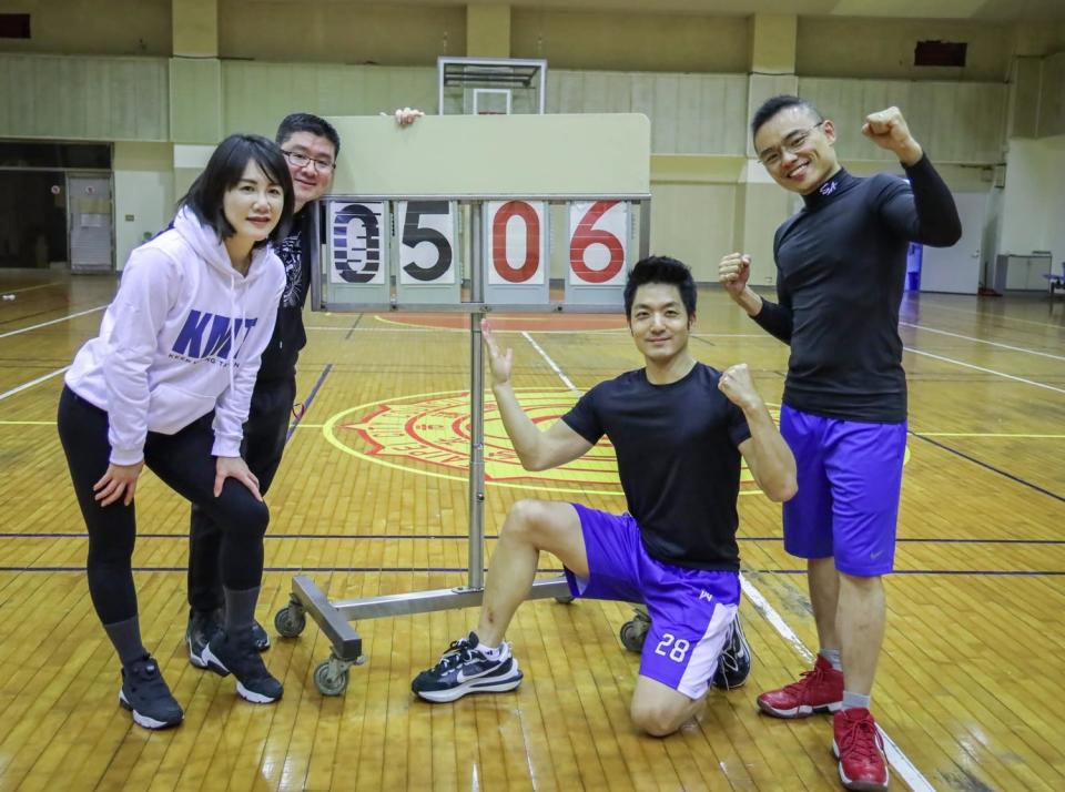 國民黨立委洪孟楷日前邀多位藍營民代一起運動，讓蔣萬安腳上的運動鞋意外成為焦點。   圖：翻攝自洪孟楷臉書