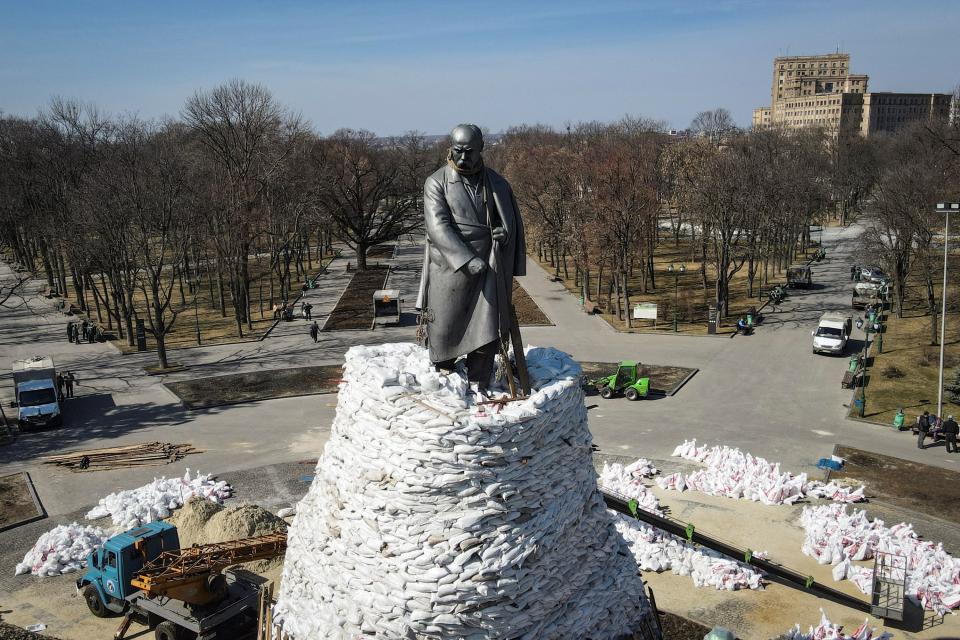 Municipal employees cover the city’s monuments with sand bags to protect them from strikes (AFP/Getty)