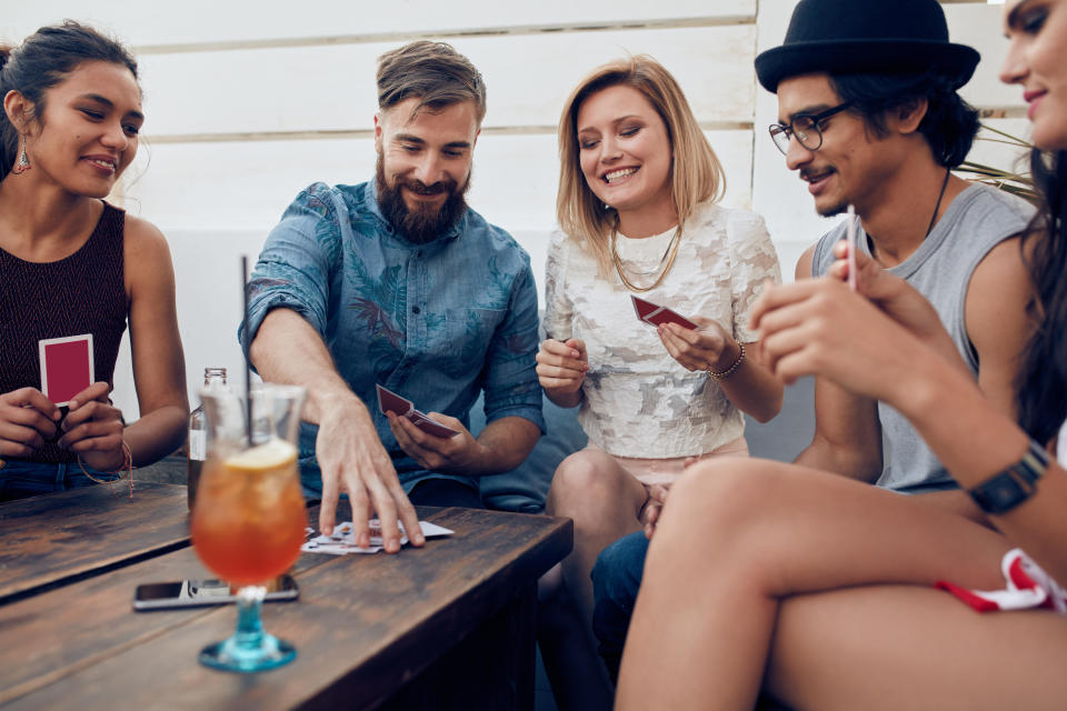 Egal ob als Familie, als Pärchen oder gemeinsam mit Freunden - kurzweilige Kartenspiele sorgen immer für Stimmung. (Bild: Getty Images)