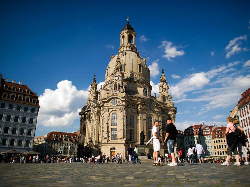 Bislang kein Imageschaden: Die Pegida-Demonstrationen haben die Übernachtungszahlen in Dresden nicht sinken lassen. Foto: Arno Burgi