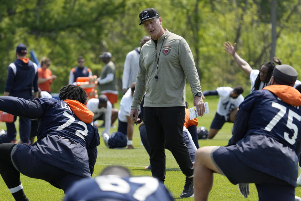 Chicago Bears head coach Matt Eberflus, center, talks with offensive lineman Alex Leatherwood (72) during NFL football OTA practice in Lake Forest, Ill., Tuesday, May 23, 2023. (AP Photo/Nam Y. Huh) ORG XMIT: ILNH108