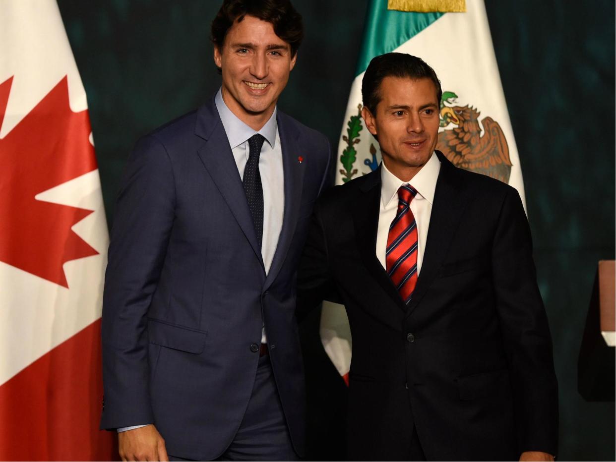 Canada's Prime Minister Justin Trudeau (L) and Mexican President Enrique Pena Nieto pose at the presidential palace in Mexico City on 12 October after discussing Nafta: ALFREDO ESTRELLA/AFP/Getty Images