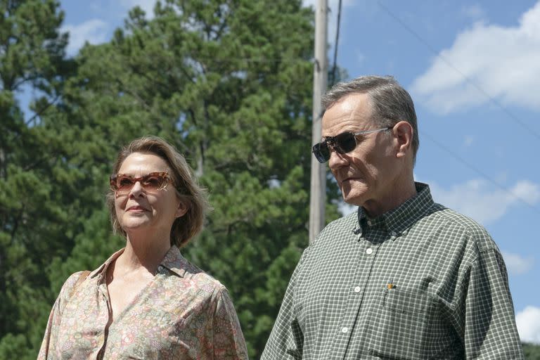 Annette Bening como Marge Selbee y Bryan Cranston como Jerry Selbee en Jerry and Marge Go Large, película que llega hoy a Paramount+