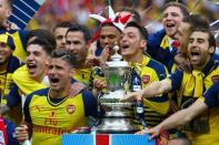 Arsenal celebrate with the trophy after winning the FA Cup Final. Reuters / Eddie Keogh