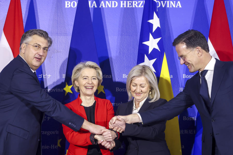 President of the Council of Ministers of Bosnia and Herzegovina Borjana Kristo, 2nd right, shakes hands with the Prime Minister of Croatia, Andrej Plenkovic, left, European Commission President Ursula von der Leyen, 2nd left and Prime Minister of the Netherlands, Mark Rutte, during their meeting in Sarajevo, Bosnia, Tuesday, Jan. 23, 2024. (AP Photo/Armin Durgut)