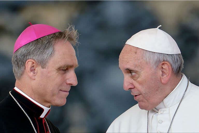 Francisco recibió este miércoles en audiencia al arzobispo alemán Georg Gänswein, exsecretario privado de Benedicto XVI; en la imagen, un encuentro anterior entre ambos (Archivo)