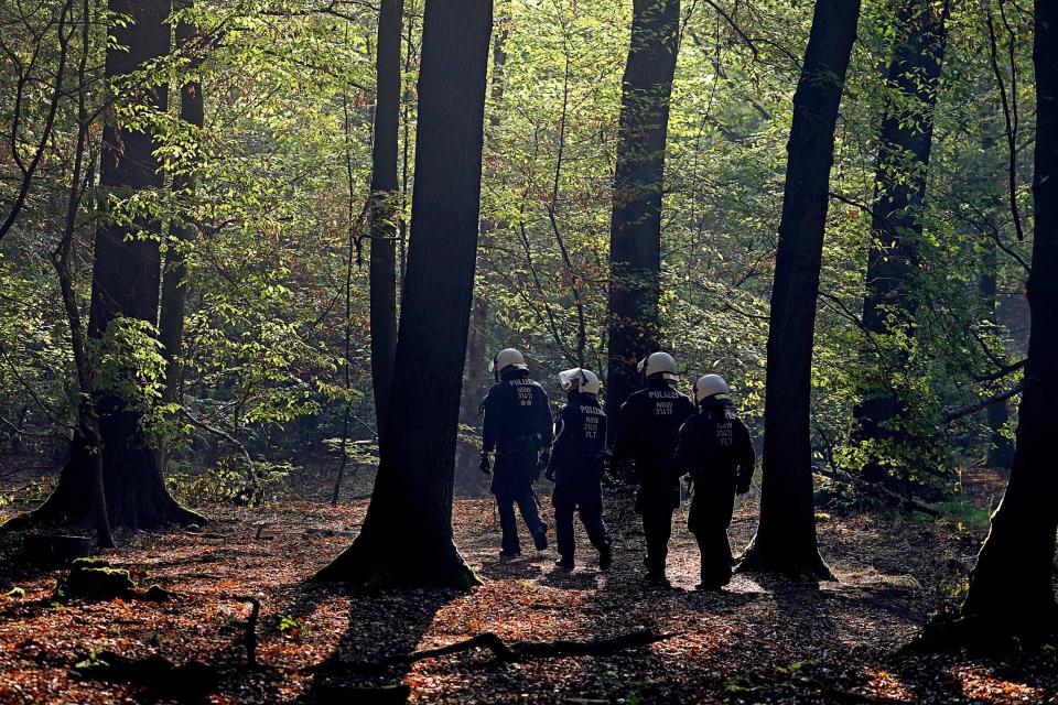 Polizisten im Hambacher Forst (Bild: Getty Images)