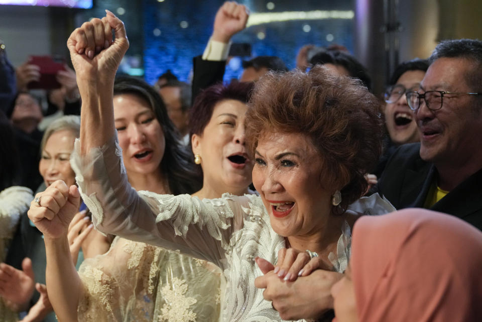 Janet Yeoh, madre de Michelle Yeoh, celebra luego de que su hija ganó el Oscar a mejor actriz, en un evento realizado en un cine de Kuala Lumpur, Malasia, el lunes 13 de marzo de 2023. (AP Foto/Vincent Thian)