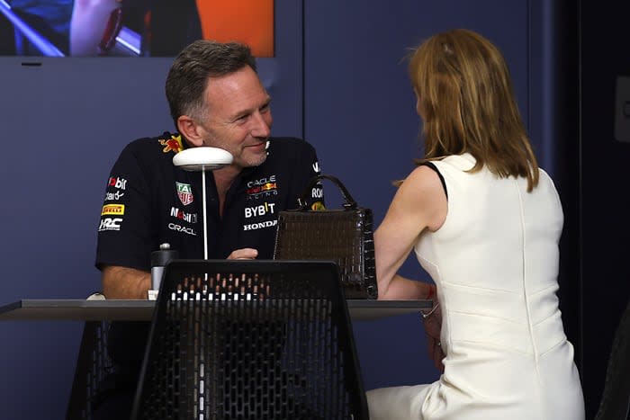 Geri Halliwell y Christian Horner hablando