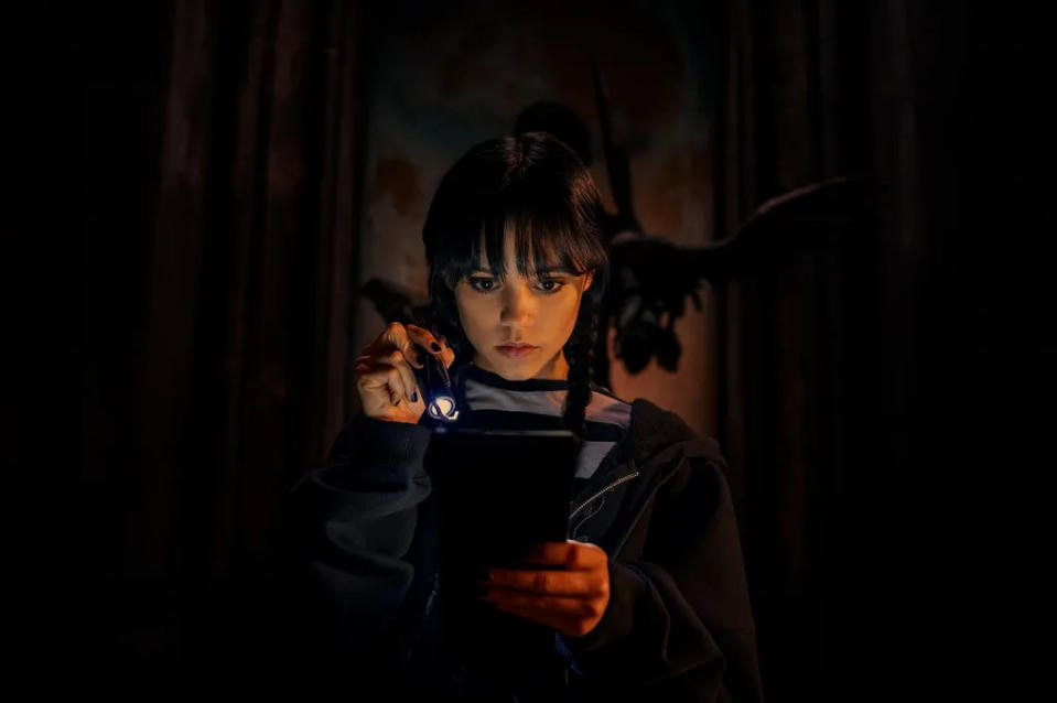 O corvo é uma das referências à Allan poe e está presente na escola e em outras cenas da série. (Imagem:Reprodução/Netflix)