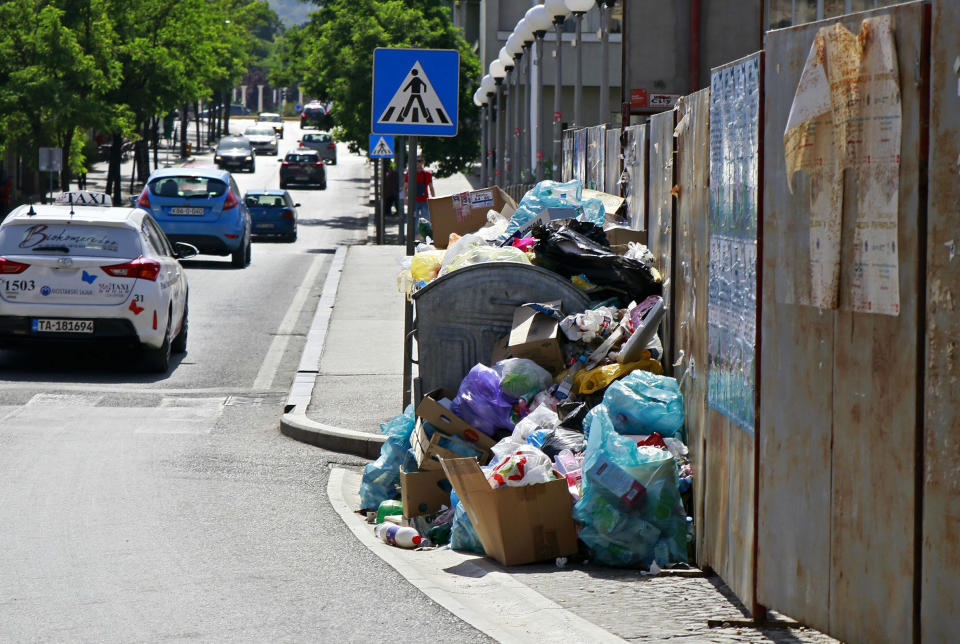 In this photo taken on Thursday, June 13, 2019, piles of trash are seen in the streets of Mostar, Bosnia. Uncollected thrash is piling up on the streets of the southern Bosnian city of Mostar - one of the Balkan nation’s main tourist destinations - since residents begun blocking access to the city’s sole landfill, insisting that it poses serious health and environmental risks. The landfill, located in a residential area, has operated since the 1960s. (Denis Leko/FENA via AP) MOSTAR, 13. juna (FENA) - (Foto FENA/Denis Leko)