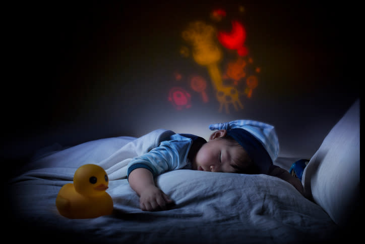 Si tu hijo no puede dormir, quizás deberías revisar la luminosidad de su habitación. Foto: twomeows/Getty Images