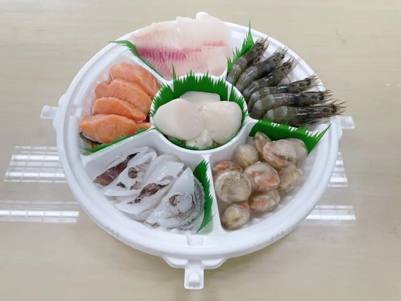 ▲楓康超市推出的海鮮烤肉餐盒，共有無刺鮭魚片、鯛魚片和大白蝦及生食級干貝等六種食材。（圖／業者提供）