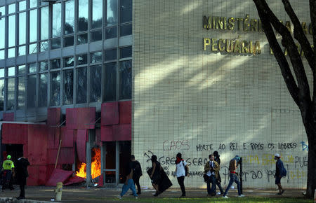 Demonstrators set fire to the Agriculture Ministry during a protest against Brazilian President Michel Temer and the latest corruption scandal to hit the country, in Brasilia, Brazil, May 24, 2017. REUTERS/Paulo Whitaker