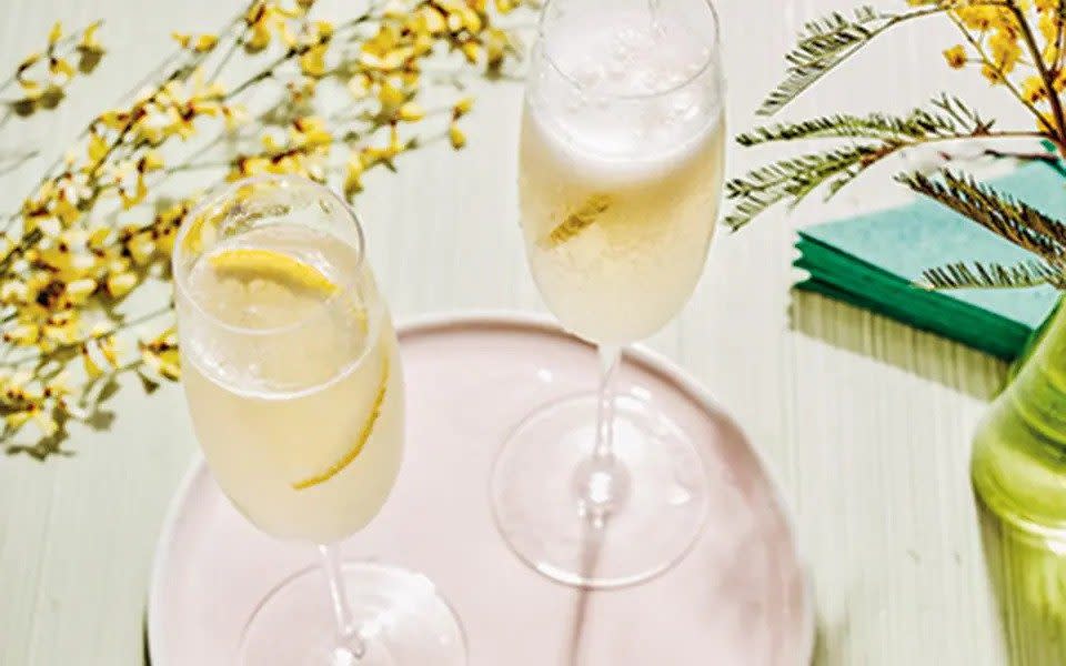 french 75 cocktail in a prosecco glass with lemon slice