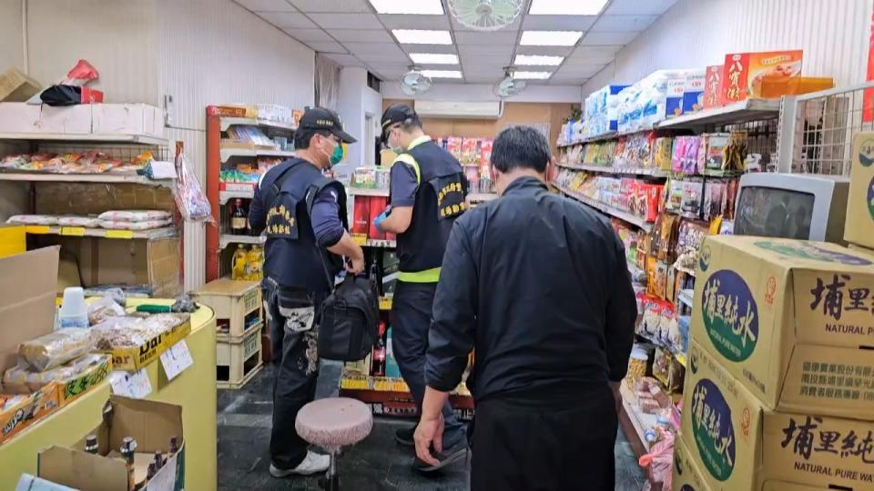 警方獲報後，到事發的雜貨店勘驗調查。民眾提供