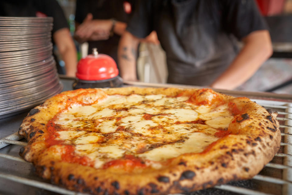 Caorle, pizza con bestemmia scritta con la panna: la recensione fa scoppiare il caos