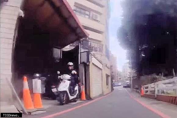 劉耀仁播放一段影片，畫面中員警躲在民宅法定空地。（圖：摘自議會直播）