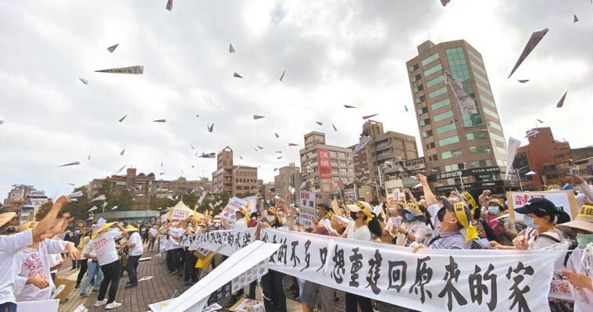 逾千名航空城迫遷戶22日到桃園市政府前抗議，怒吼「鄭文燦跟林佳龍是強盜土匪，還我一個家！」並朝市府扔擲紙飛機希望官員能聽到住戶心聲。（圖／中國時報蔡依珍攝）