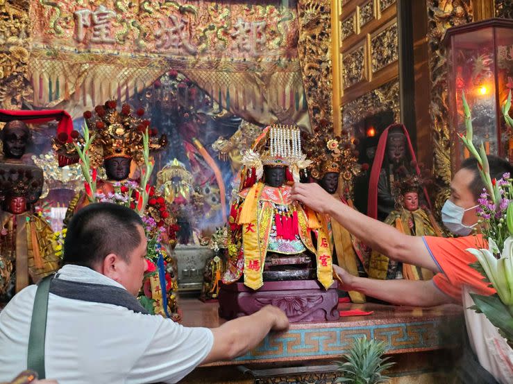 旗山天后宮大媽祖，下轎駐駕旗山森安殿（城隍廟），接受信徒膜拜。（記者湯茗富攝）