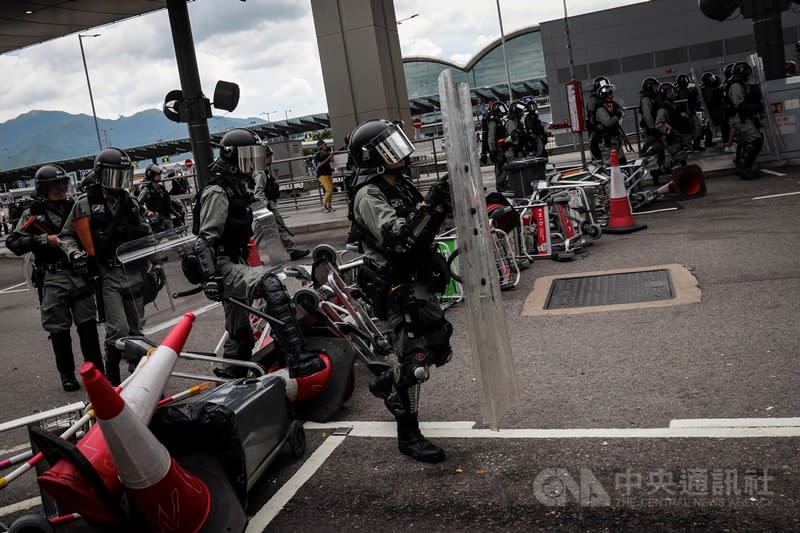 大批鎮暴警察到達現場，預告即將展開驅離行動。（中央社） 