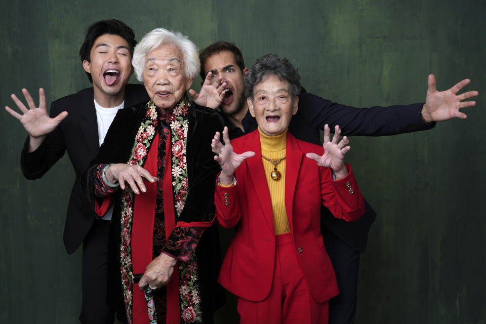 Sean Wang, de izquierda a derecha, Yi Yan Fuei, Sam Davis, y Zhang Li Hua posan para un retrato en el almuerzo de nominados de la 96a entrega anual de los Premios de la Academia el lunes 12 de febrero de 2024, en el Hotel Beverly Hilton en Beverly Hills, California. (Foto AP/Chris Pizzello)