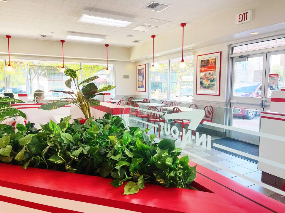 in n out burger interior