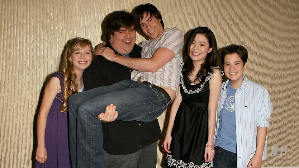 Dan Schneider junto al elenco de iCarly