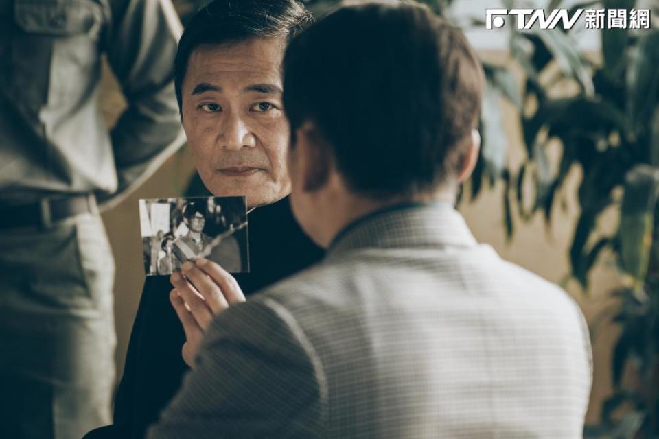 《鹽水大飯店》劇中的大魔王、飾演警總官員的湯志偉也即將登場。（圖／公視台語台提供）