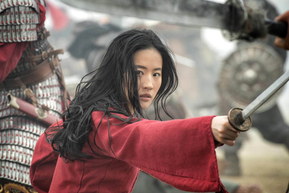 Yifei Liu interpreta a Mulan en la película "Mulan" en una imagen proporcionada por Disney. (Jasin Boland/Disney via AP)
