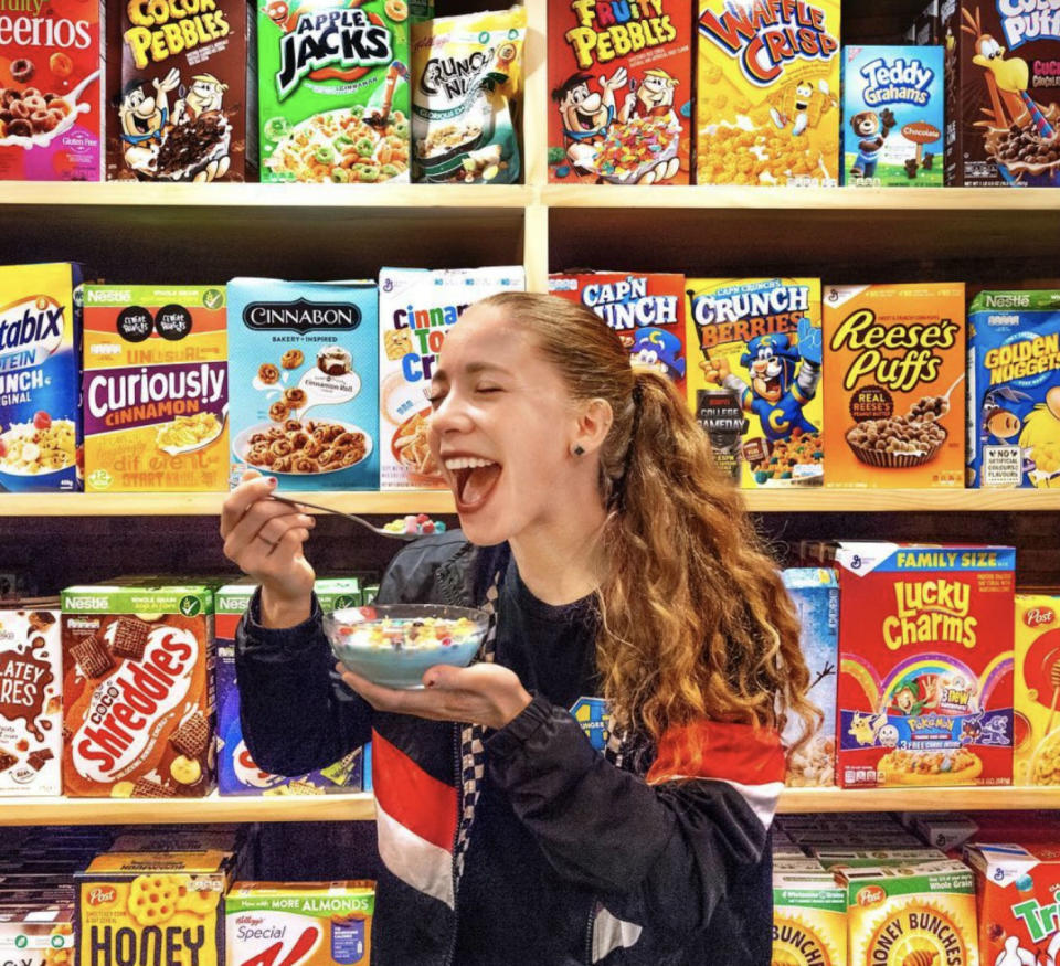 <p>Madrid cuenta con varios Cereal Hunters Café para satisfacer los deseos de los amantes de los cereales. Hemos llegado a ver colas para entrar a alguno de sus establecimientos. (Foto: Instagram / <a rel="nofollow noopener" href="https://www.instagram.com/p/Bk-gIPQH-nT/" target="_blank" data-ylk="slk:@dorynfine;elm:context_link;itc:0;sec:content-canvas" class="link ">@dorynfine</a>). </p>