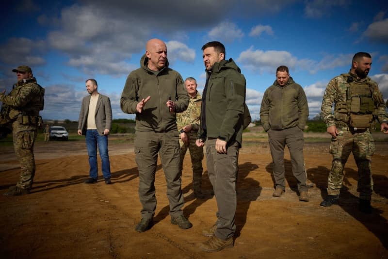 Ukrainian President Volodymyr Zelensky visit the frontline positions in Donetsk region, amid the Russian invasion of Ukraine. -/APA Images via ZUMA Press Wire/dpa